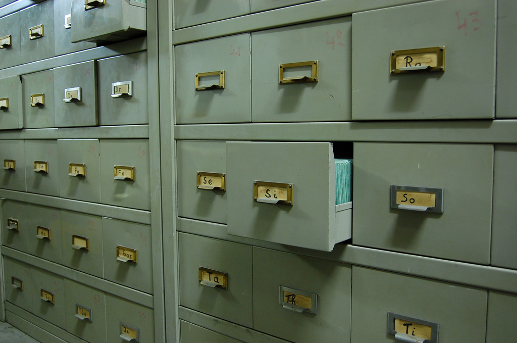 Image of grey card catalog with drawer labelled "Si" slightly opened.